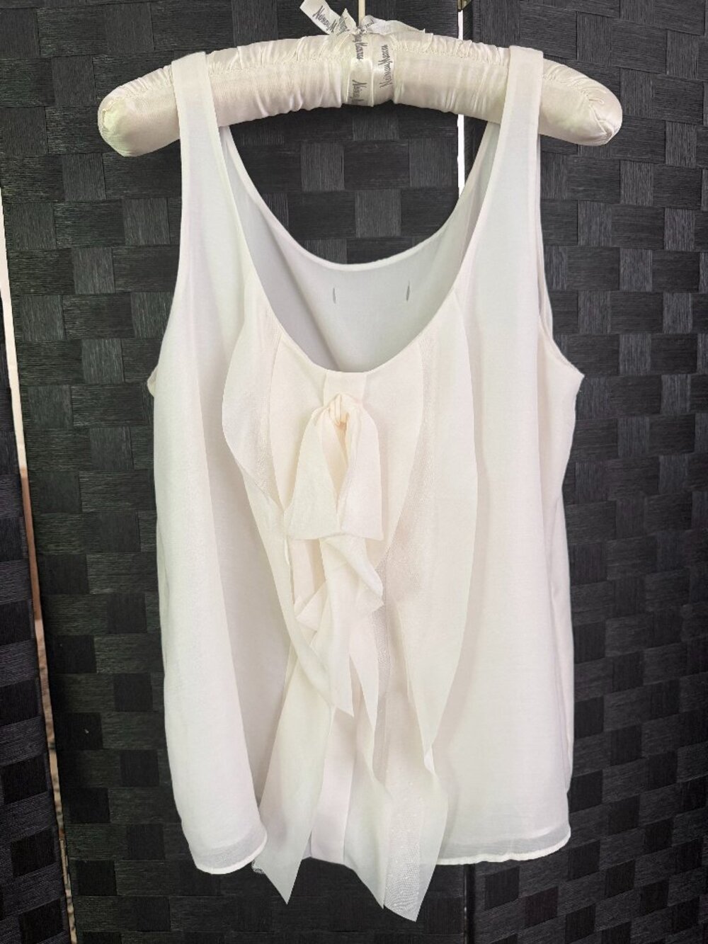 Beautiful white sleeveless top, with front pleats and bow, size XL.